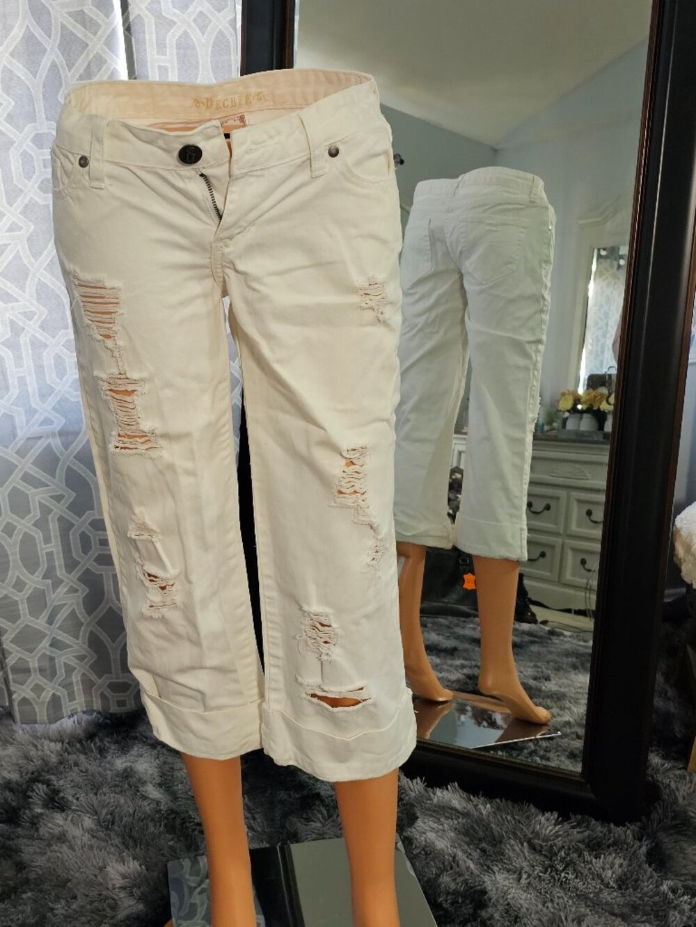 Decree Distressed Skinny Jeans capri – Size 1
